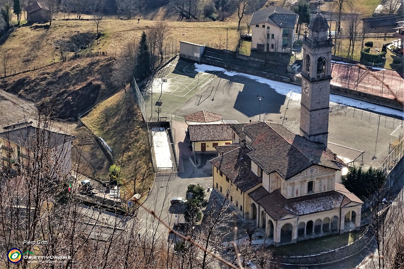 28 ...con mitragliatrici piazzate anche  sul  campanile della chiesa i nazifascisti colpirono a morte  10 partigiani in fuga sui sentieri di Cornalba.JPG